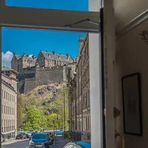  Holiday home Victorian Elegance With Stunning Castle View