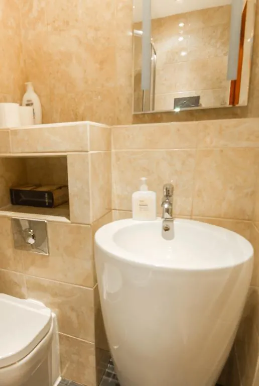 Castle View&Grassmarket Studio Flat With Luxury Bathroom Edinburgh